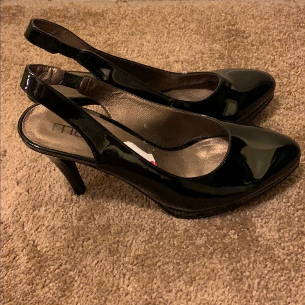 Black pumps